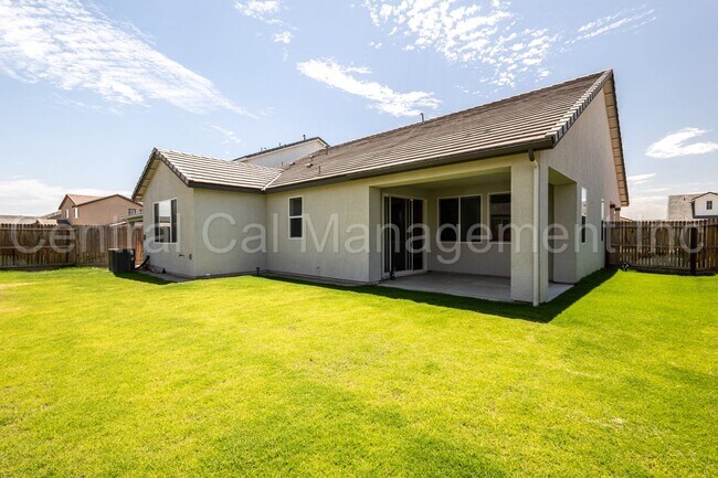Building Photo - 4 Bedroom/3 Bath Home with Solar in Commun...
