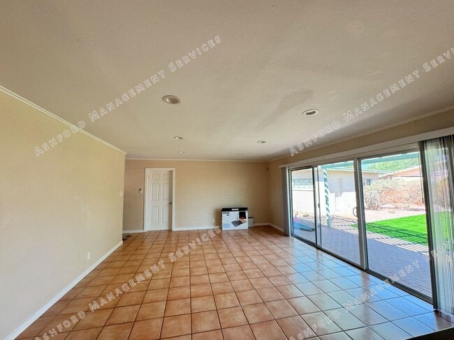 Building Photo - South Scottsdale huge corner lot 3 bedroom...