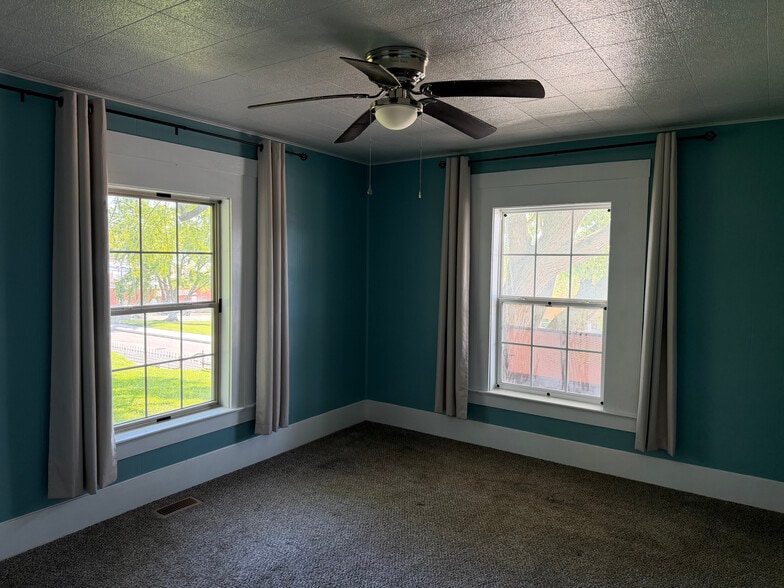 primary bedroom - 210 S Jefferson St