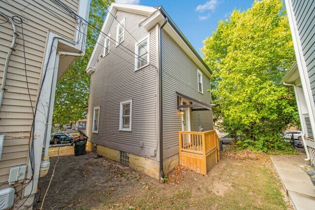 Building Photo - Ultimate 6-Bedroom House with Spacious Liv...