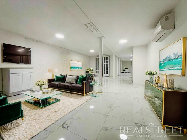 Building Photo - Brand New 5 Bed 2.5 Bath Duplex with Backy...