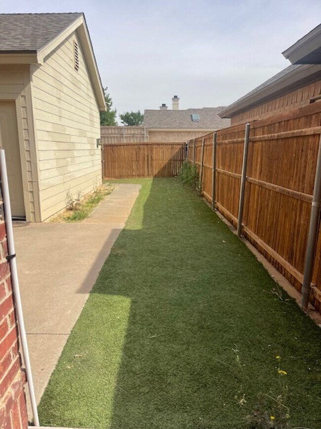 Building Photo - Duplex in South Lubbock