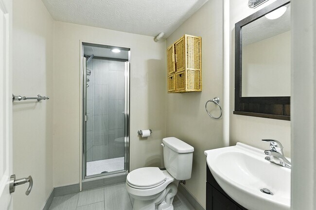 Building Photo - Spacious 4-Bedroom Home for Rent in Desira...