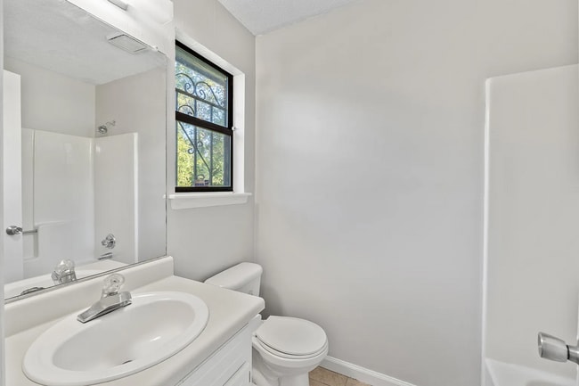 Building Photo - Nice home for rent.