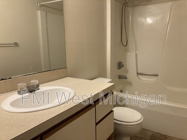 Building Photo - 6043 In the Pines Dr SE