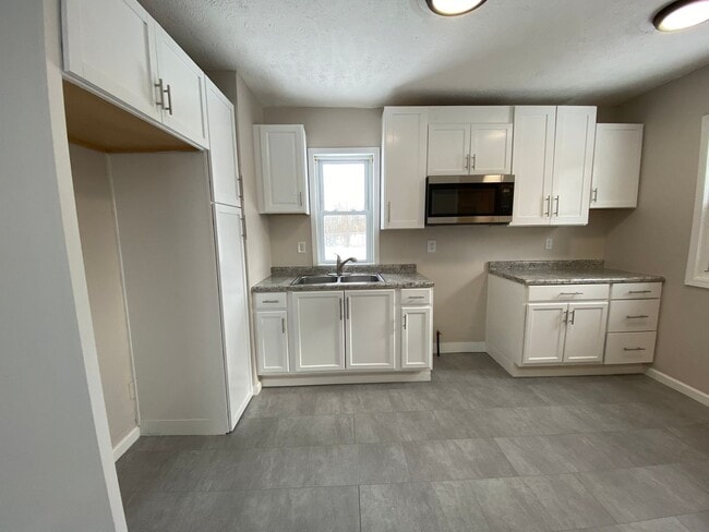 Building Photo - Spacious, Fully Updated 3BR/2BA on a Quiet Dead-End Street