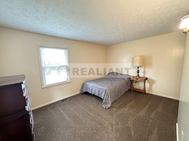 Building Photo - 530 Foxwood Dr