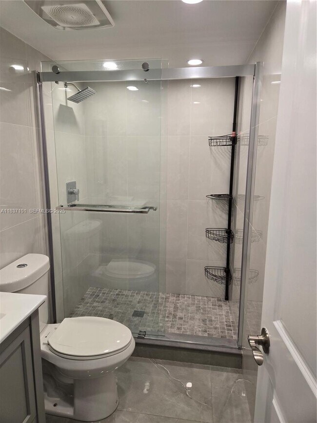 Building Photo - 3401 N Country Club Dr