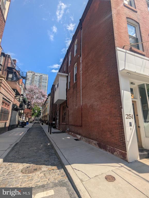 Building Photo - 251 S 21st St