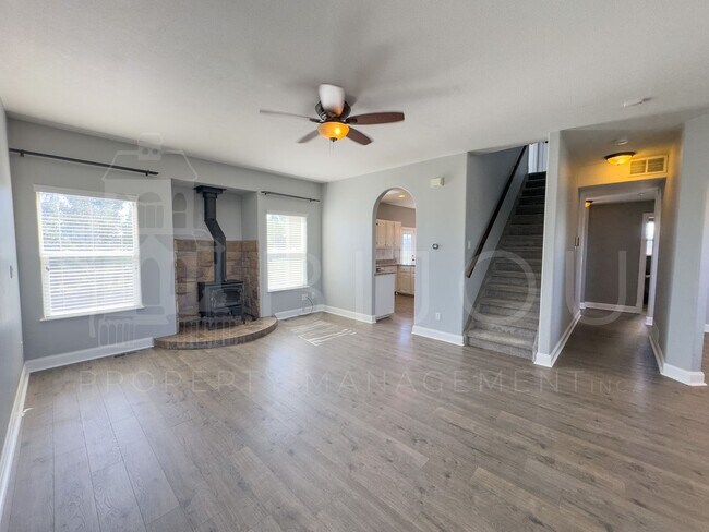 Building Photo - Spacious Country Living!