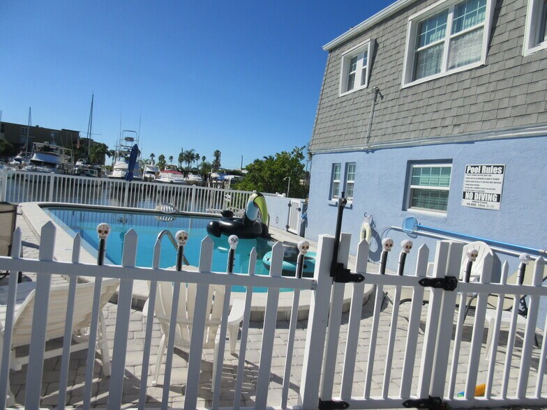 Building Photo - 390 W Cocoa Beach Cswy