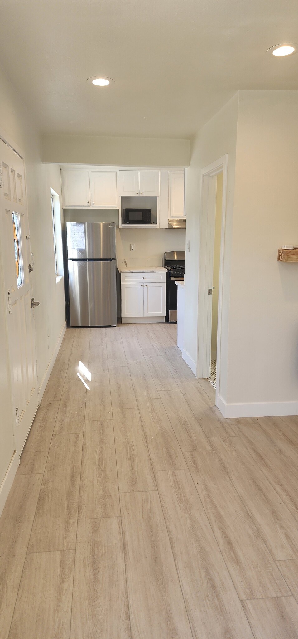 Building Photo - 950 N Kingsley Dr