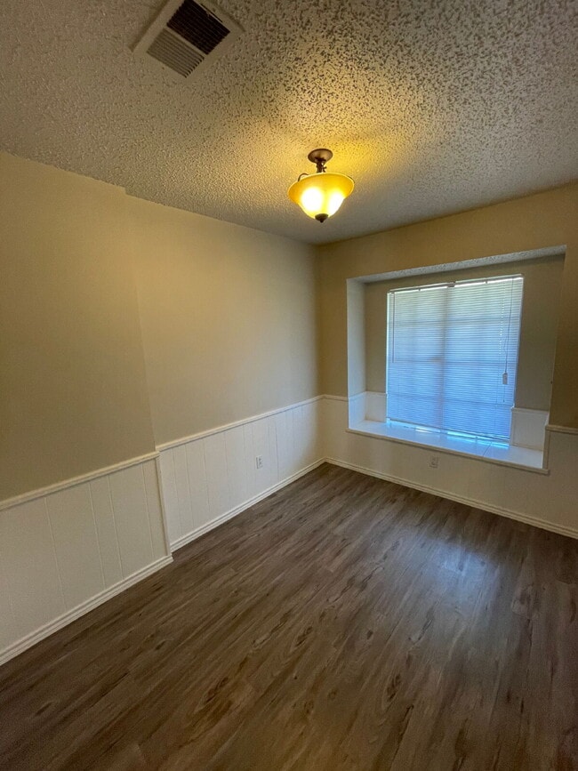 Building Photo - House Located Between Two Parks & Near Mov...