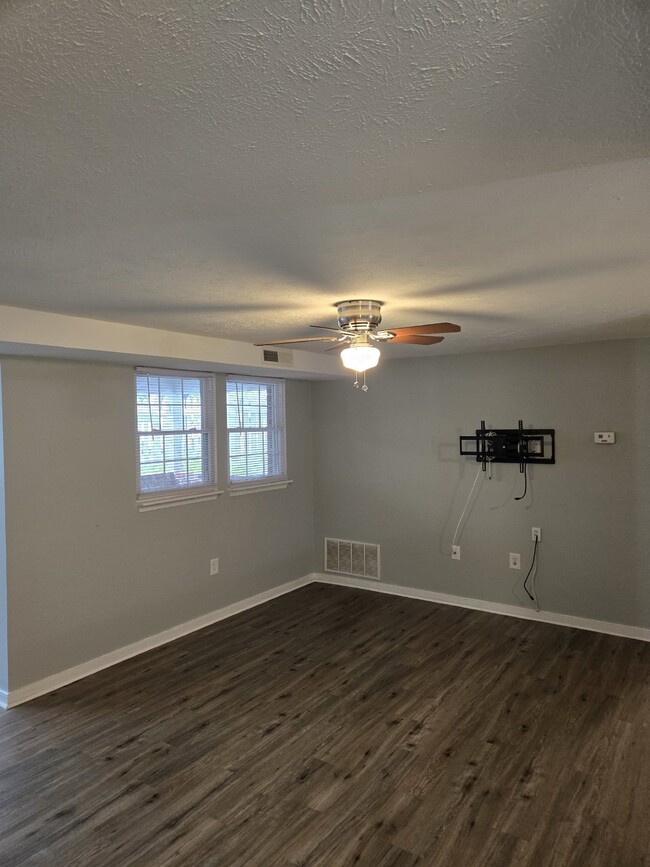 Building Photo - Two Bedroom Condo One level two bedroom co...