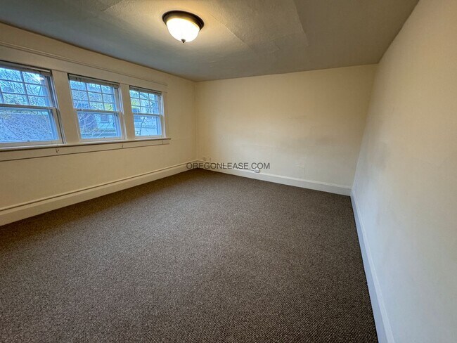Building Photo - 2 Bedroom 1 bath downtown apartment availa...