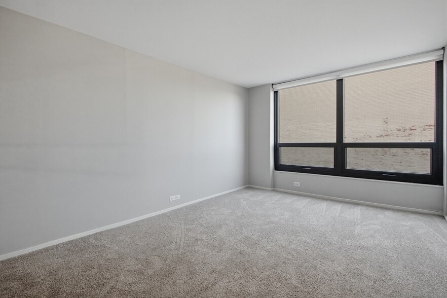 Building Photo - 2020 N Lincoln Park W