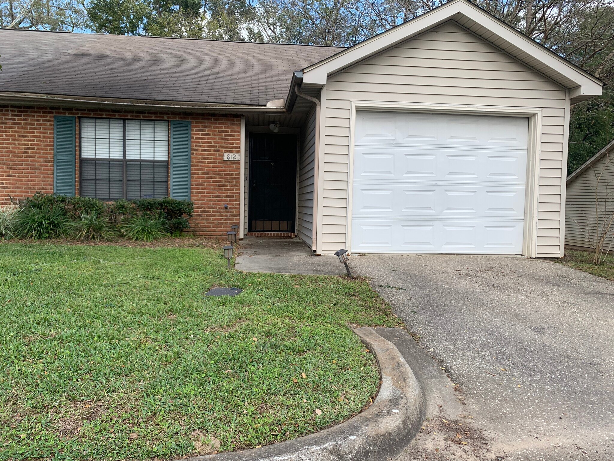 Front/Attached-Garage - 812 Ashlyn Forest Dr