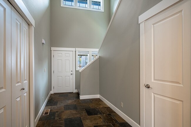 Building Photo - 3 Bedroom Townhome at The Vineyard