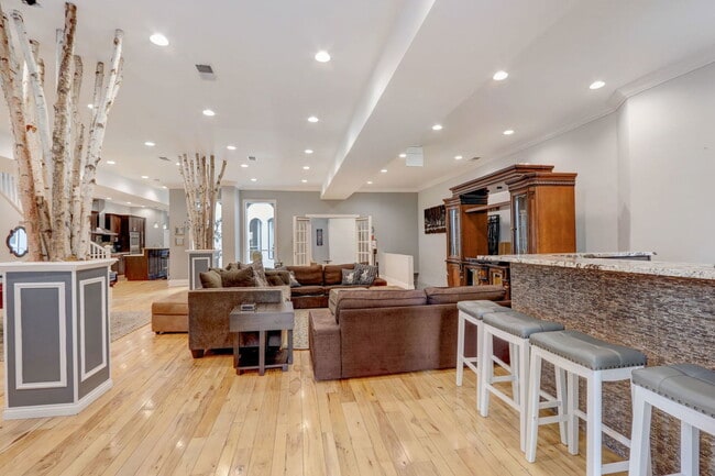 Building Photo - 22 W Ontario St