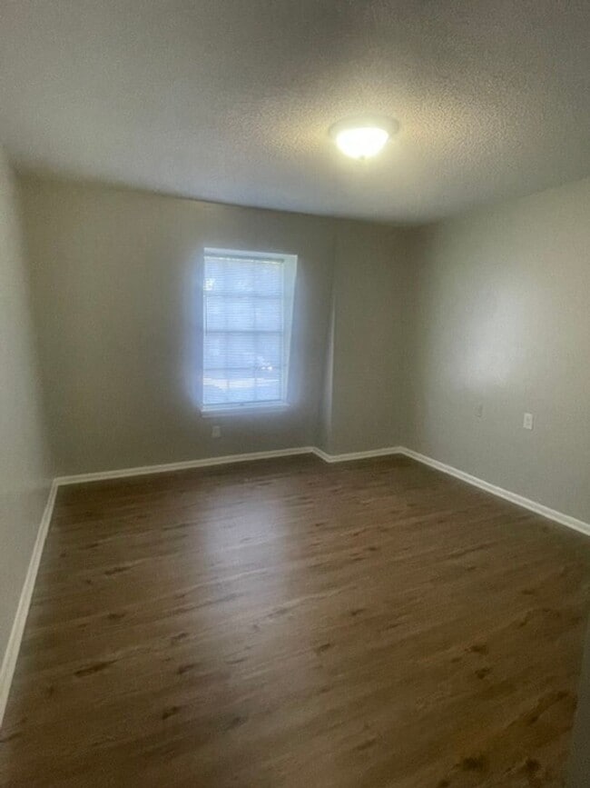 Building Photo - Updated Condo Off Country Club Road