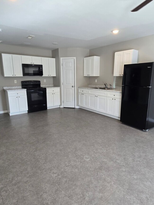 Building Photo - 2 bed, 1.5 bath Townhouse