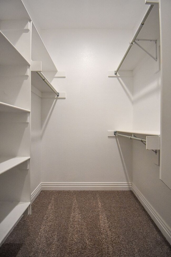 Building Photo - Stunning 4 bedroom, 2.5 bathroom home in Fayetteville!