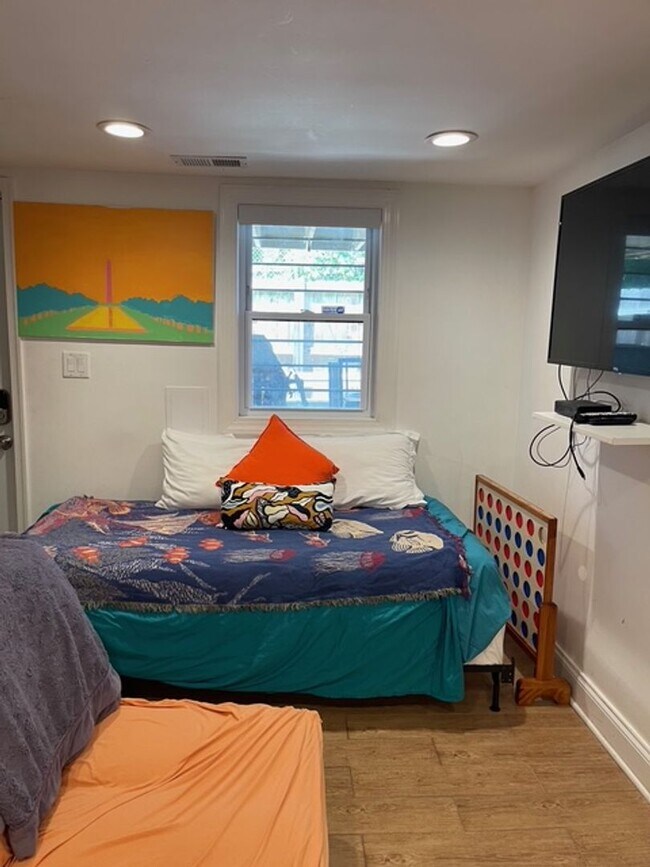 Building Photo - Stylishly Renovated 3 bedroom, 2.5 bath wi...