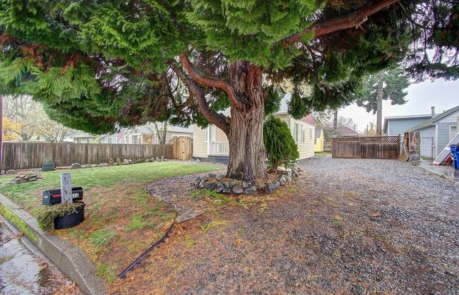 Building Photo - Charming 1+bd, 1ba Bungalow w/ Renovated Attic
