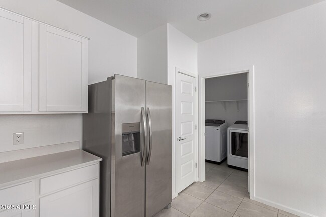 Building Photo - 3233 Juniper Cyn Dr