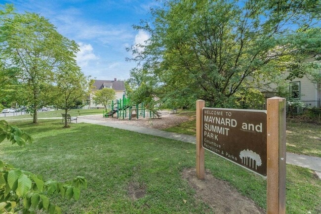 Building Photo - 2339 Summit St