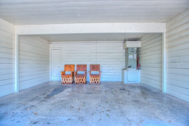 Building Photo - 421 W Concho Ave