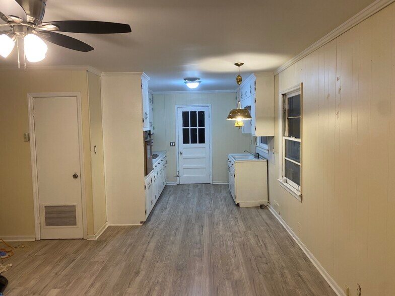 Building Photo - 374 E Monroe Ave