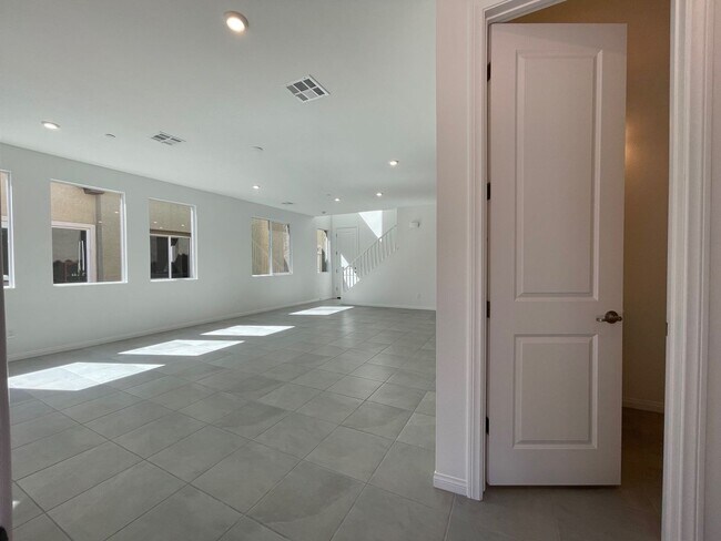 Building Photo - 3 BED 2.5 BATH 2 CAR GARAGE TOWNHOME FOR RENT IN CADENCE MASTER PLANNED COMMUNITY