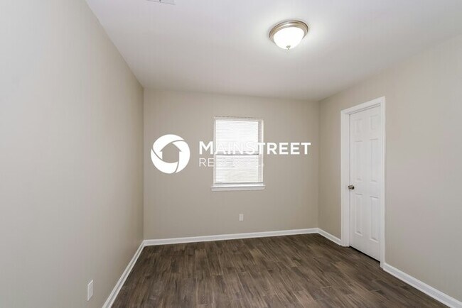 Building Photo - 3 Bedroom Pet-Friendly Home in Stockbridge, GA with Main Street Renewal