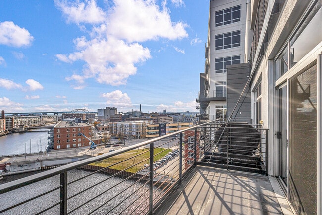 Building Photo - 106 W Seeboth St