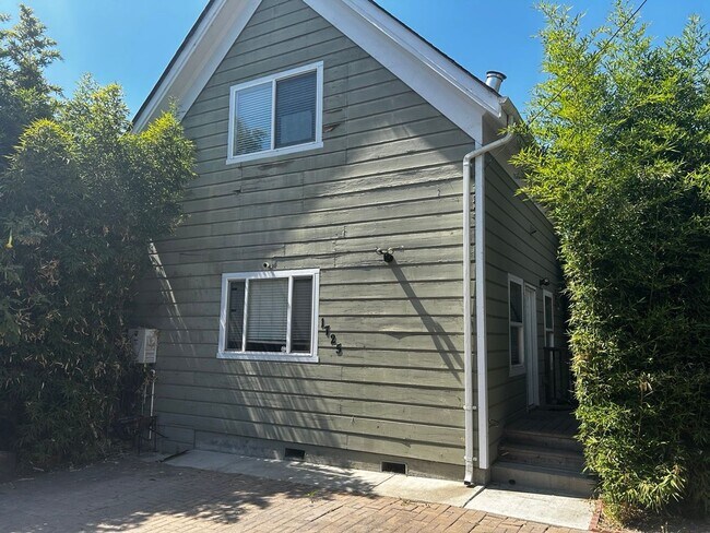 Building Photo - Renovated 2BR Home with Parking & Outdoor Space – Near Lake Merritt