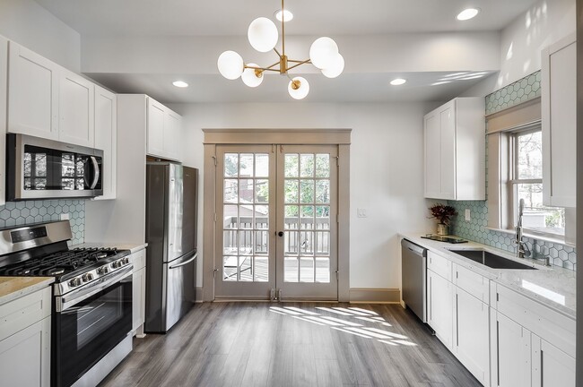 Building Photo - Beautifully Updated Midtown Studio Apartment Walking Distance to Piedmont Park!