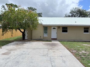 Building Photo - 2-Bedroom and 2Bathroom Fenced Half Duplex