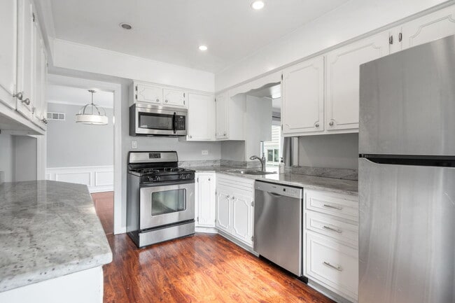 Building Photo - 4914 Lunt Ave