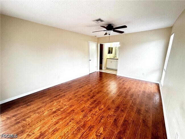 Building Photo - 5660 Foxlake Dr