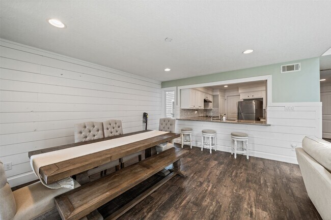 Building Photo - 3203 Poe Dr