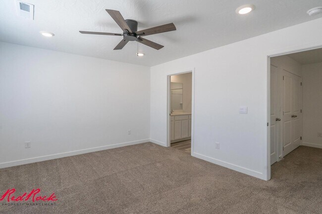 Building Photo - Dog Friendly! 3 Bedroom 2 Bathroom Townhome in Long Valley.