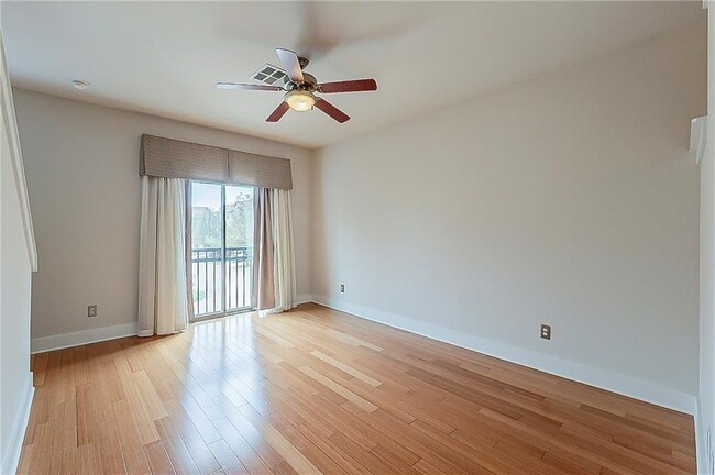 Building Photo - 13420 Lyndhurst St