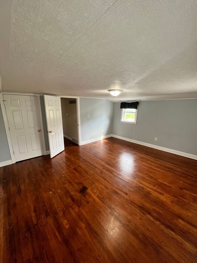 Building Photo - Welcome to 1826 Otts Chapel Road!