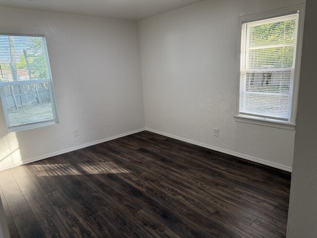 Building Photo - 1124 S Holly Ln