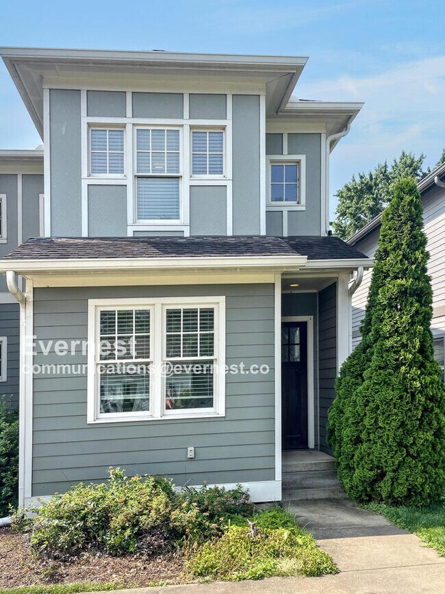 Building Photo - Spacious Town Home with Fenced Yard and Ample Parking