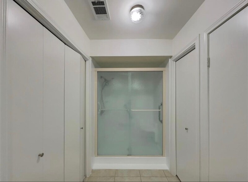 Building Photo - 2805 Cambridge Ln