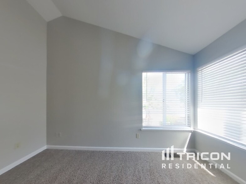 Building Photo - 4684 Cove Ln