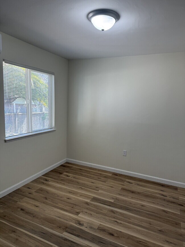 Building Photo - Charming 3-bedroom, 2-bathroom home located in the heart of Brentwood