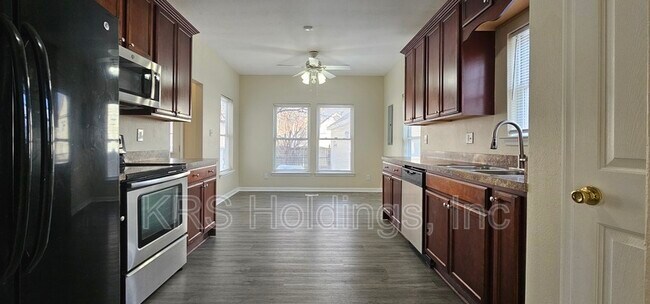 Building Photo - 820 Maltby Cres